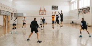 Tập luyện đỡ bước một bóng chuyền